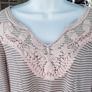 Absolutely Famous Pink Gray Lace Top EUC